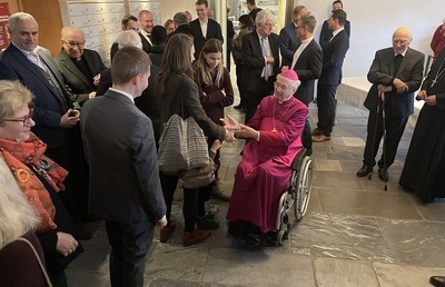 Der Jubilar Bischof em. Egon Kapellari umringt von Festgästen.