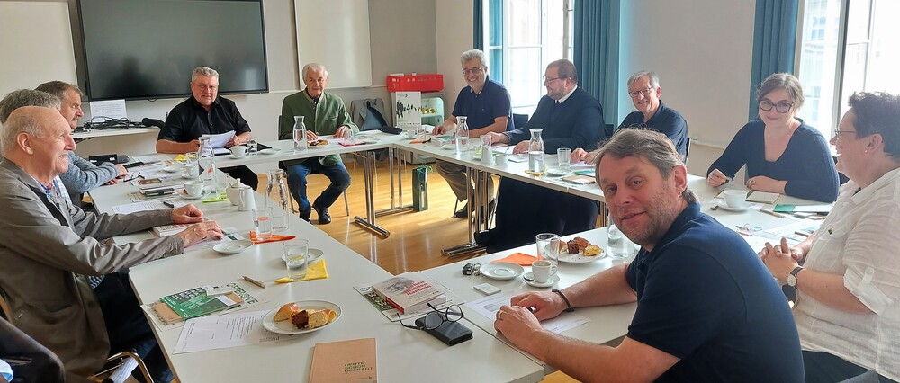 Vizekanzler a.D. Josef Riegler (Mitte links) als Referent in der Runde der Geistlichen Assistenten / KK