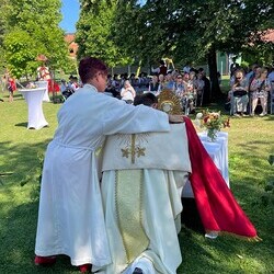 Heidi Kormann reicht das Velum, mit dem die Monstranz gehalten wird.