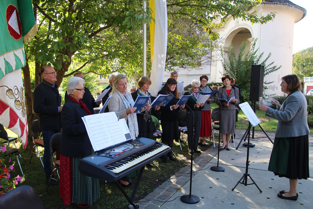 Kirchenchor singt im Freien / V. SCHREINER